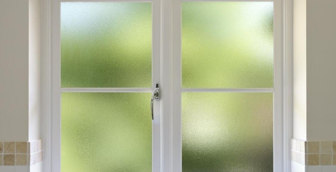 Jak matowe szkło może wpłynąć na prywatność w domach jednorodzinnych?