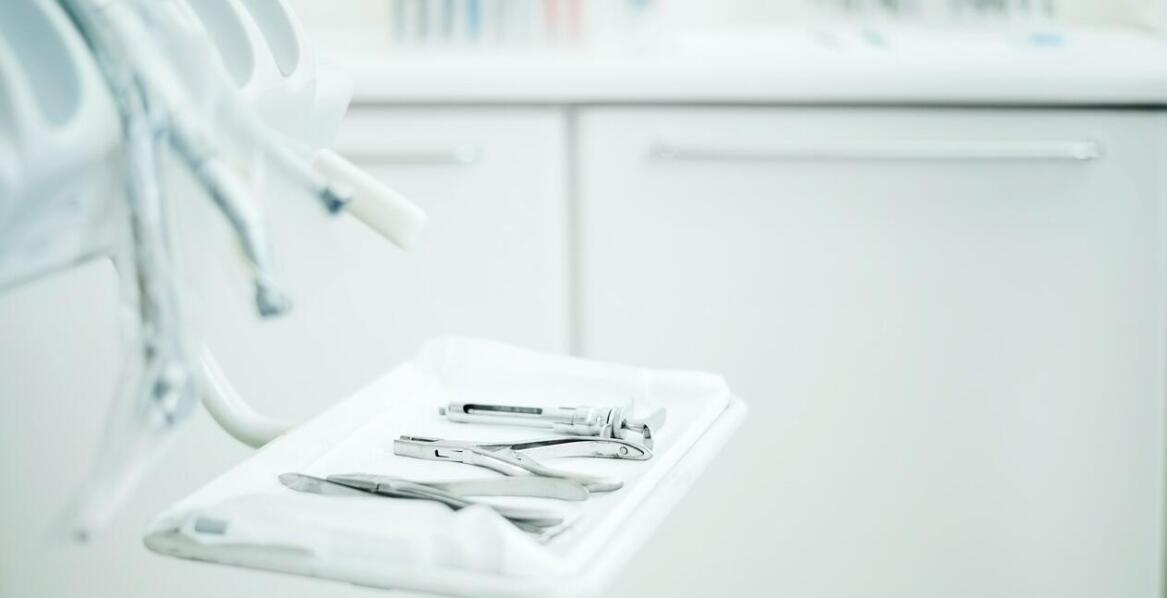 Sklep dentystyczny: Jakie są najlepsze praktyki przy zakupie sprzętu stomatologicznego online?