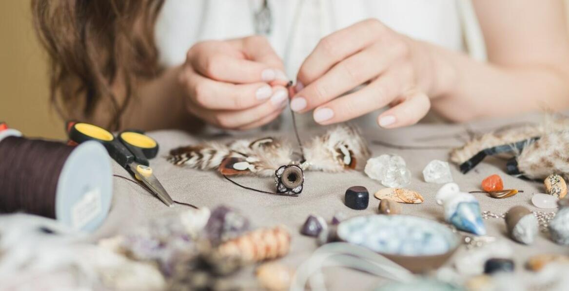 Jak ręcznie robiona biżuteria podkreśla indywidualny styl?