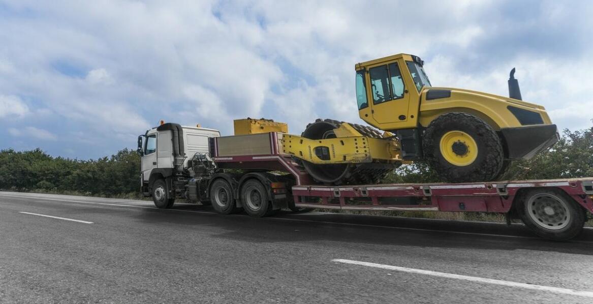Jakie są najczęstsze błędy przy organizacji niskopodwoziowego transportu i jak ich unikać?