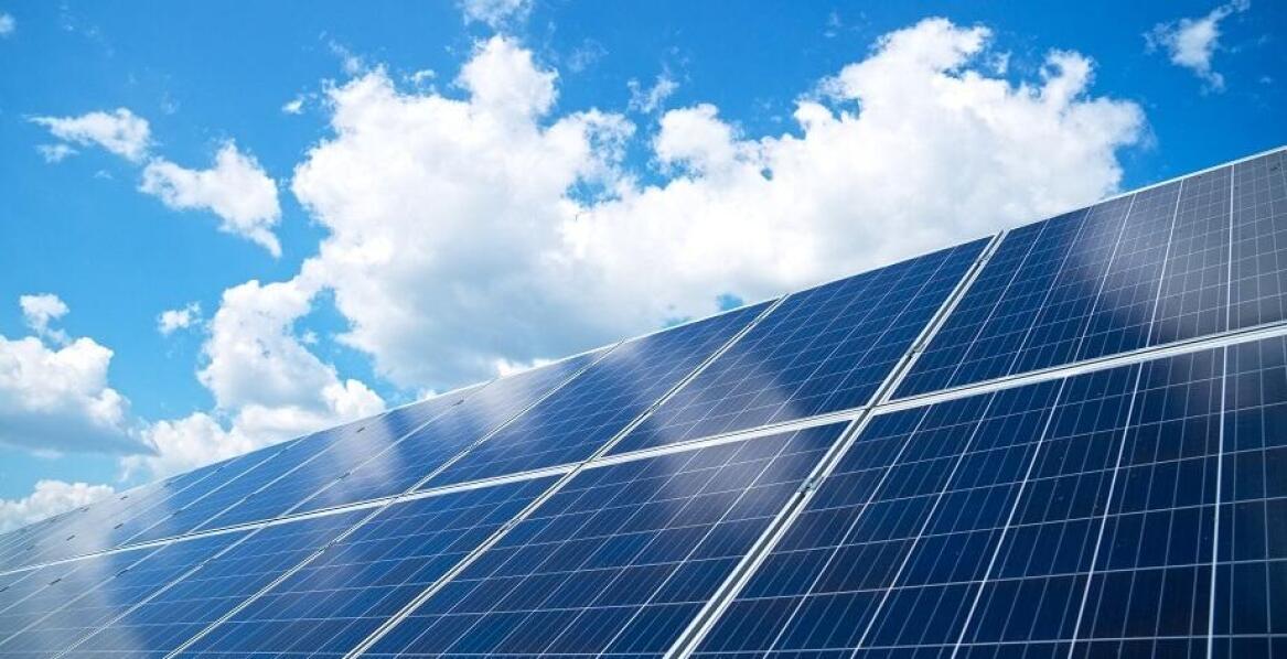 Jak instalacja paneli fotowoltaicznych wpływa na funkcjonowanie magazynów w Rzeszowie?