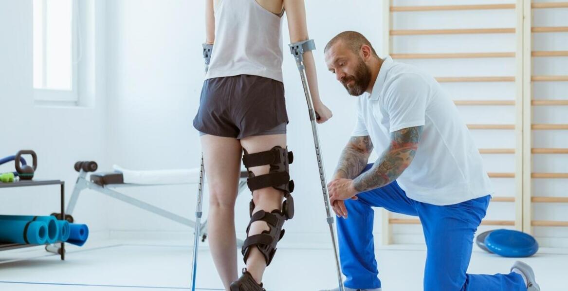 Jak mobilna fizjoterapia wspomaga procesy rehabilitacyjne po złamaniach?