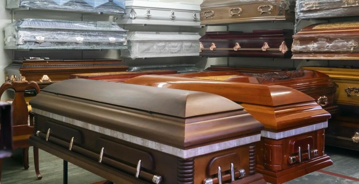 Zakład pogrzebowy: różnorodność trumien i urn w ofercie