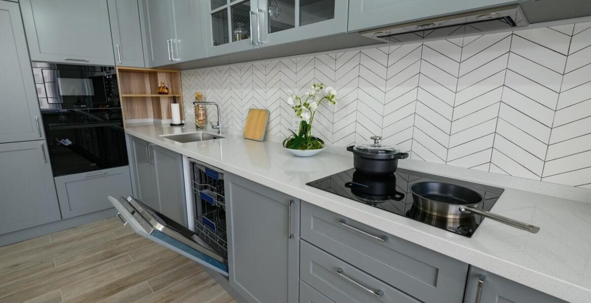 Jak szklane panele mogą ułatwić utrzymanie czystości w kuchni?