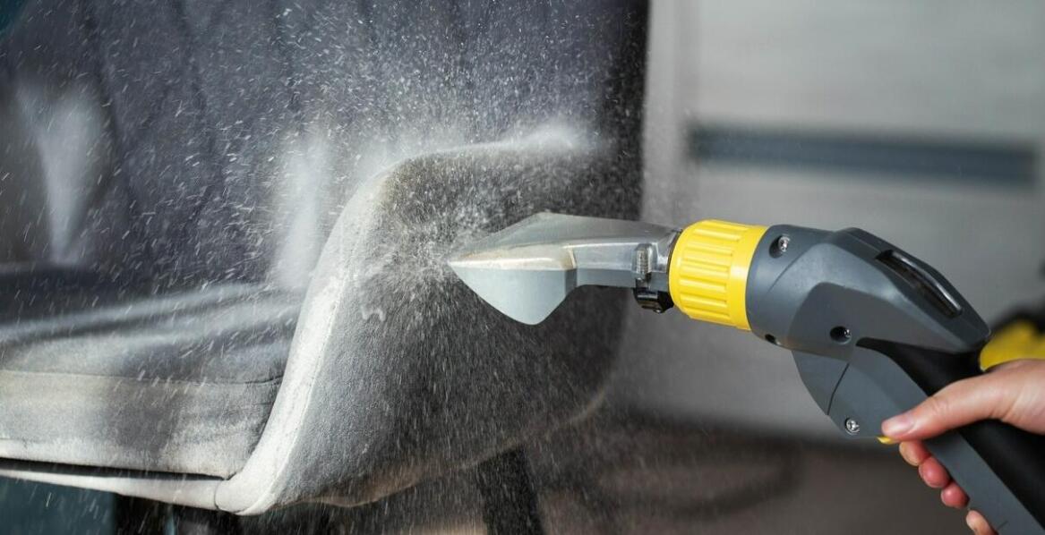 Kabinowa myjka ciśnieniowa jako niezbędne narzędzie do czyszczenia turbosprężarek