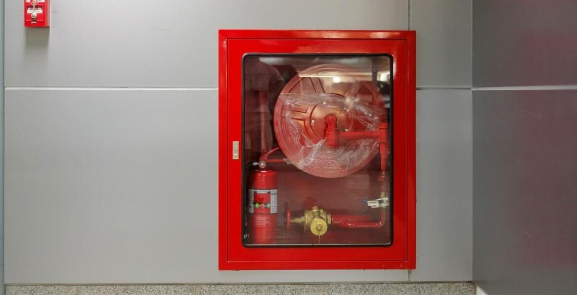 Szafka hydrantowa z półsztywnym wężem a jej zastosowanie w budynkach mieszkalnych