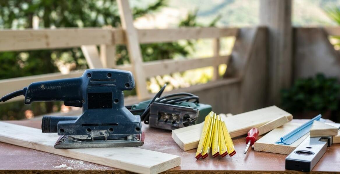 Porównanie wydajności różnych modeli polerek do drewna.