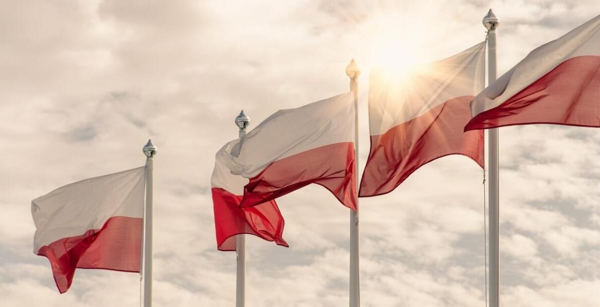 Jak zaprojektować reklamowe flagi, które przyciągną uwagę klientów?