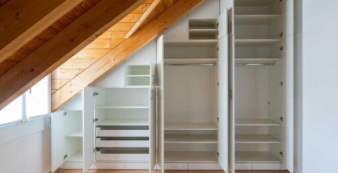 Funkcjonalność wnętrz w nowoczesnej drewnianej stodole w domach