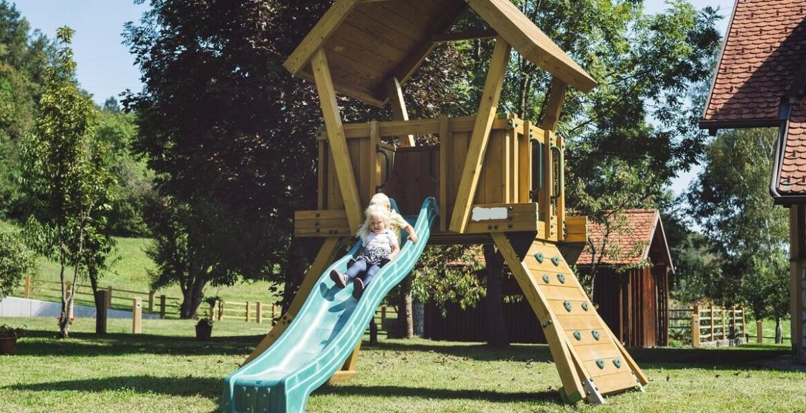 Wybór odpowiedniej drewnianej zjeżdżalni dla dzieci – na co zwrócić uwagę?