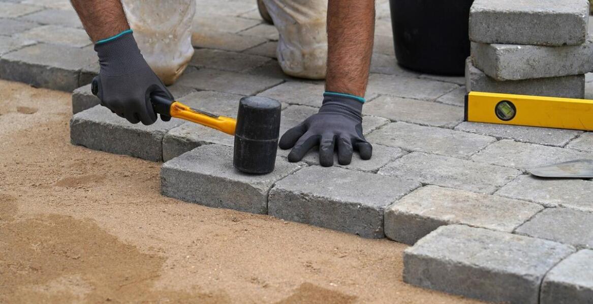 Jak betonowa podsypka wspomaga procesy budowlane?