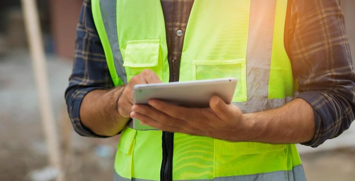 How do Cracow renovation experts ensure the timeliness and reliability of work?