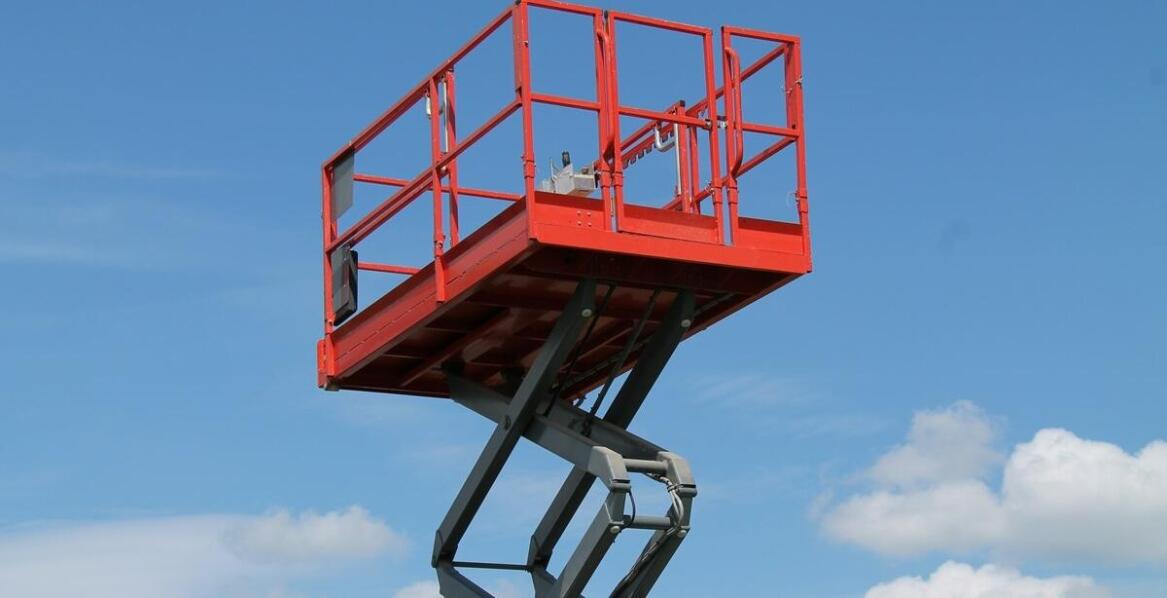 Bezpieczeństwo pracy na wysokościach dzięki nowoczesnym transportowym platformom
