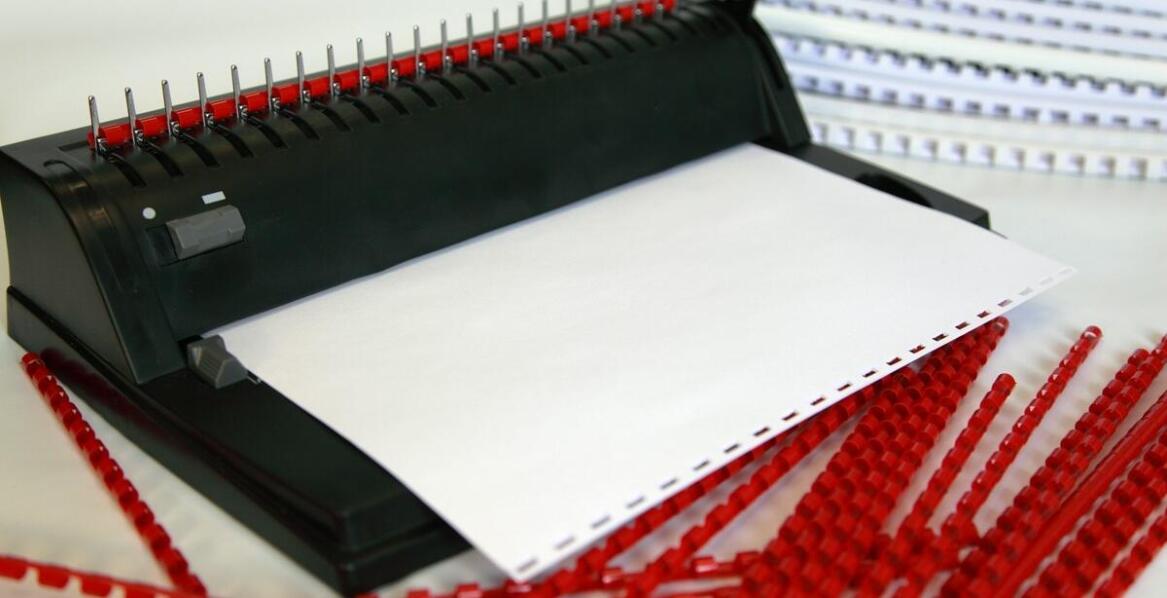 Strategia zakupu wiążących maszyn – jak podjąć właściwą decyzję?