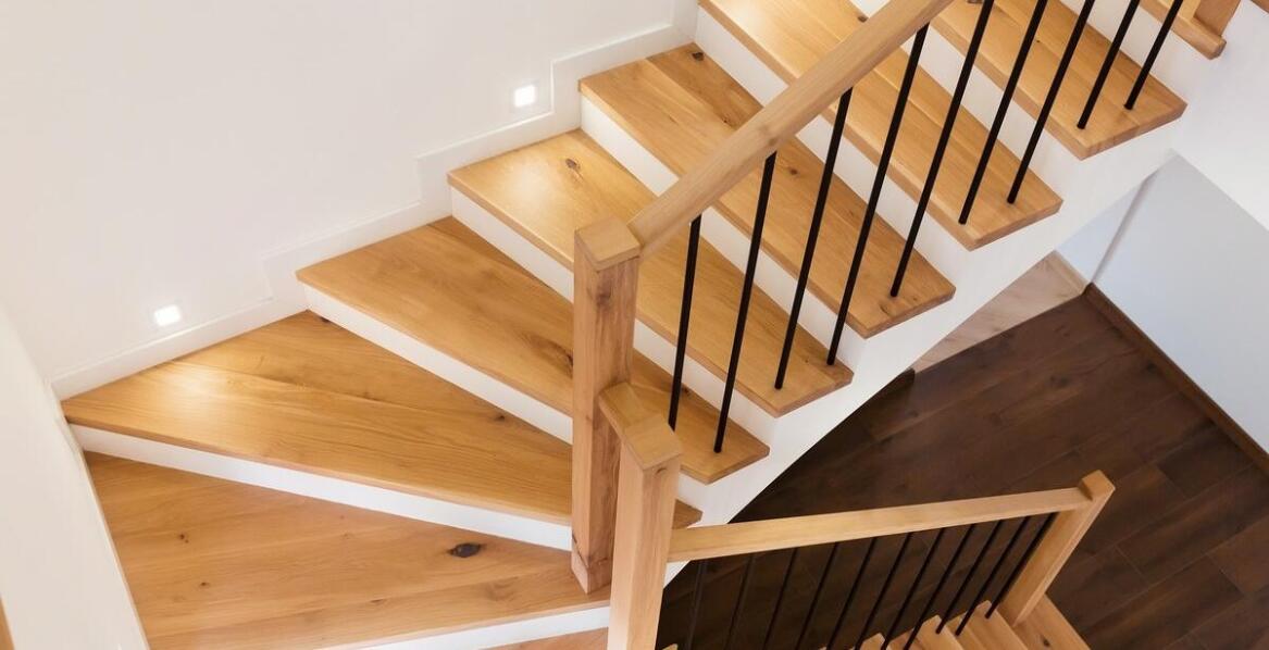 Wovon hängt der Preis für polnische Holztreppen ab?