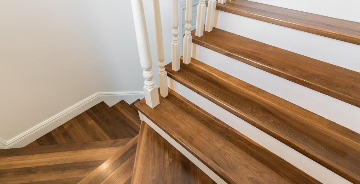 Welche Faktoren beeinflussen die Preisgestaltung von Innentreppen aus Holz?