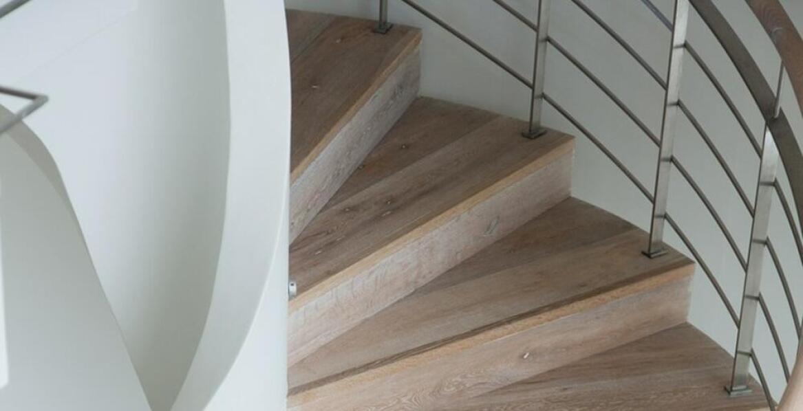 Gebogene Holztreppen aus Polen – Verbindung von Funktionalität und einzigartem Design