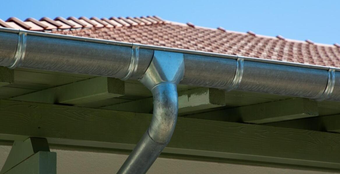 Wydajność odprowadzania wody przez stalowe rynnowe systemy