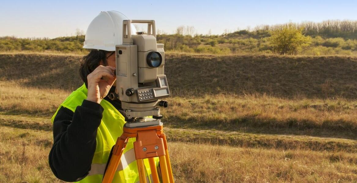 Ustalanie granic działek – jakie znaczenie ma współpraca z geodetą?
