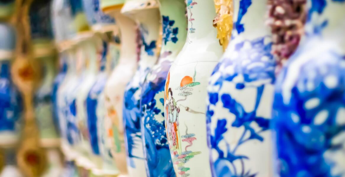 How artistic patterns enhance the appeal of Polish ceramic vases?