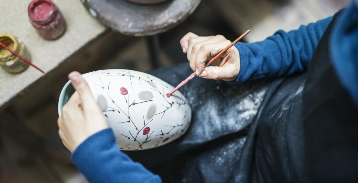 The impact of hand decoration on the aesthetics of ceramic vases