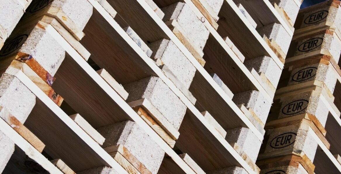 Wie kann eine Standardpalette die Transportsicherheit verbessern?