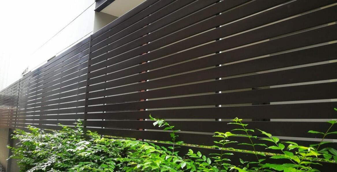 Wie wählt man den passenden Stil von Laserzäunen zur Architektur des Hauses aus?