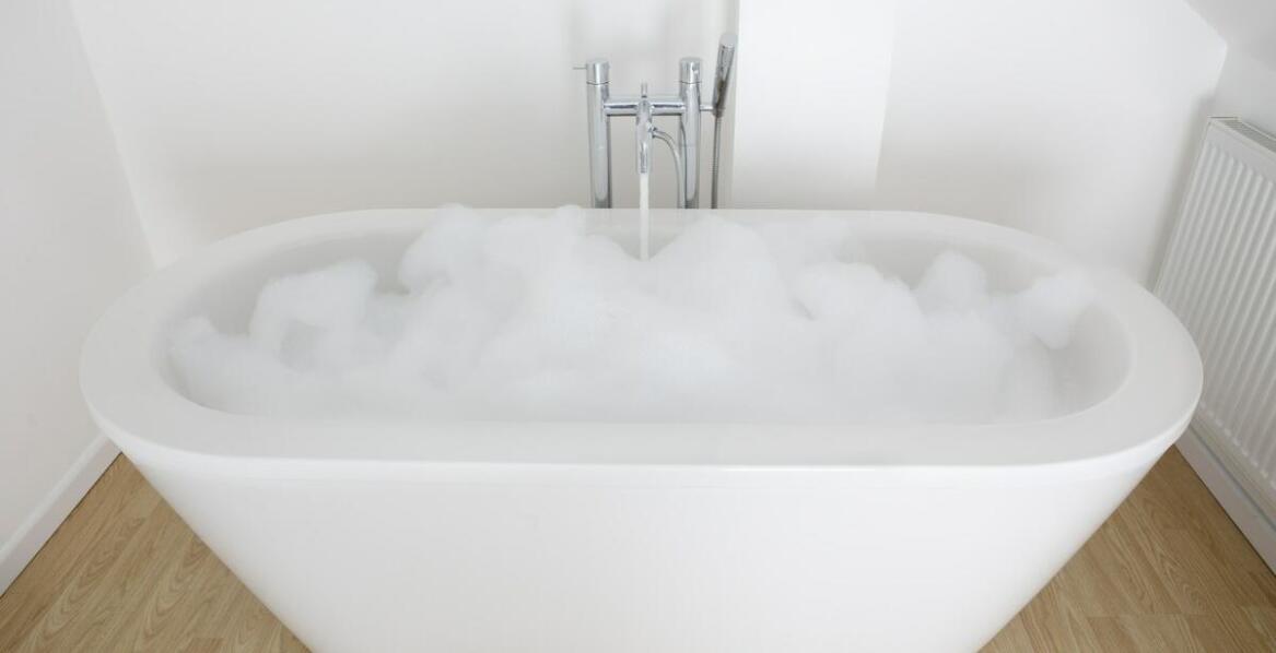 Vorteile von kompakten Lösungen mit einer kleinen freistehenden Badewanne als Hauptdarstellerin