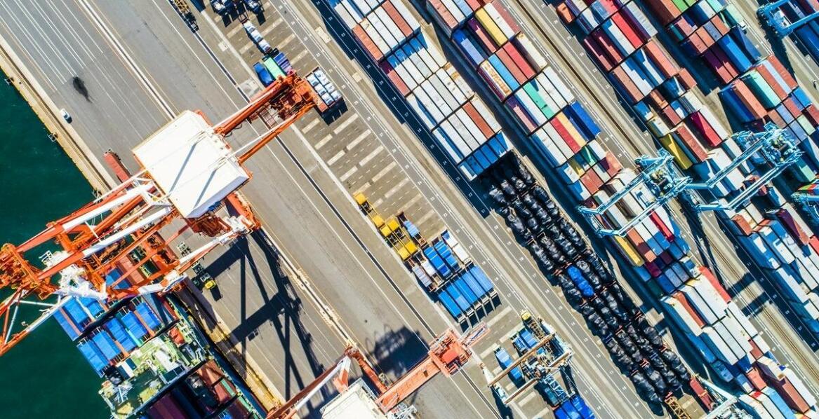 Die Rolle von Containern bei der Optimierung von Transport- und Lagerprozessen