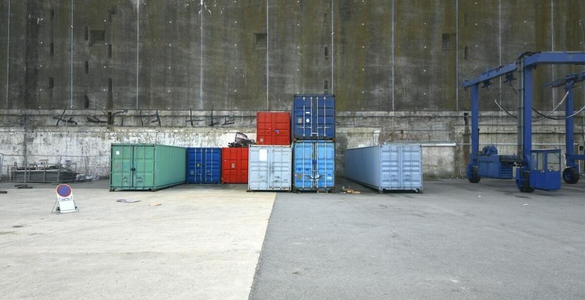 Wie Absetzcontainer die Logistik im Bausektor unterstützen?