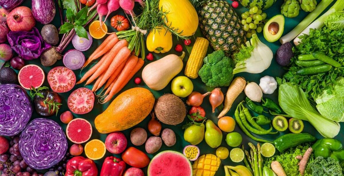 How does a wholesale fruit & vegetable distributor support reducing food waste in gastronomy?