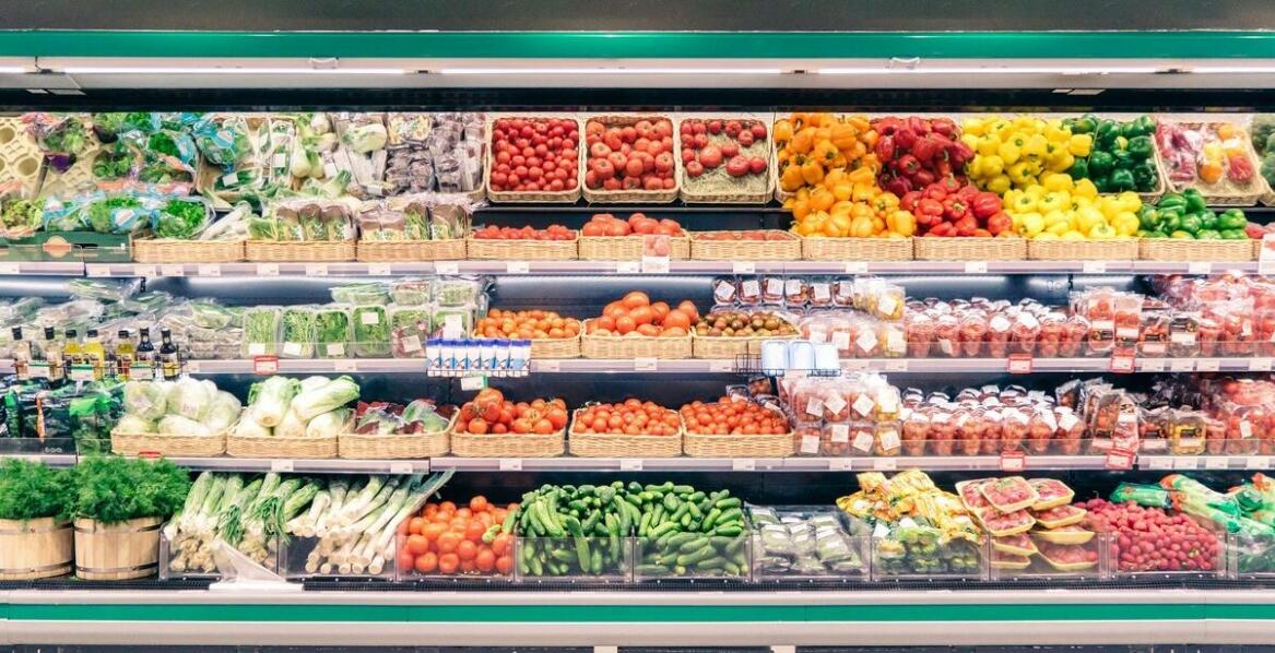 How does a professional fruit supplier support the success of grocery stores?