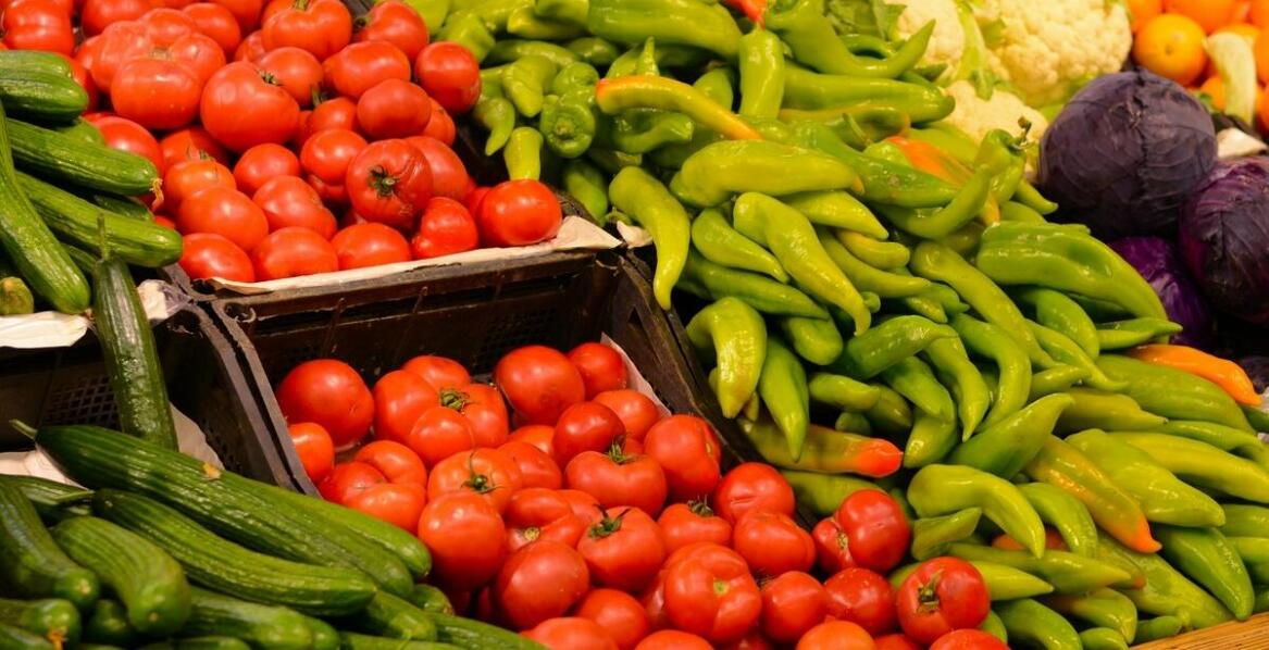 How do wholesale vegetable deliveries affect the efficiency of retail stores?