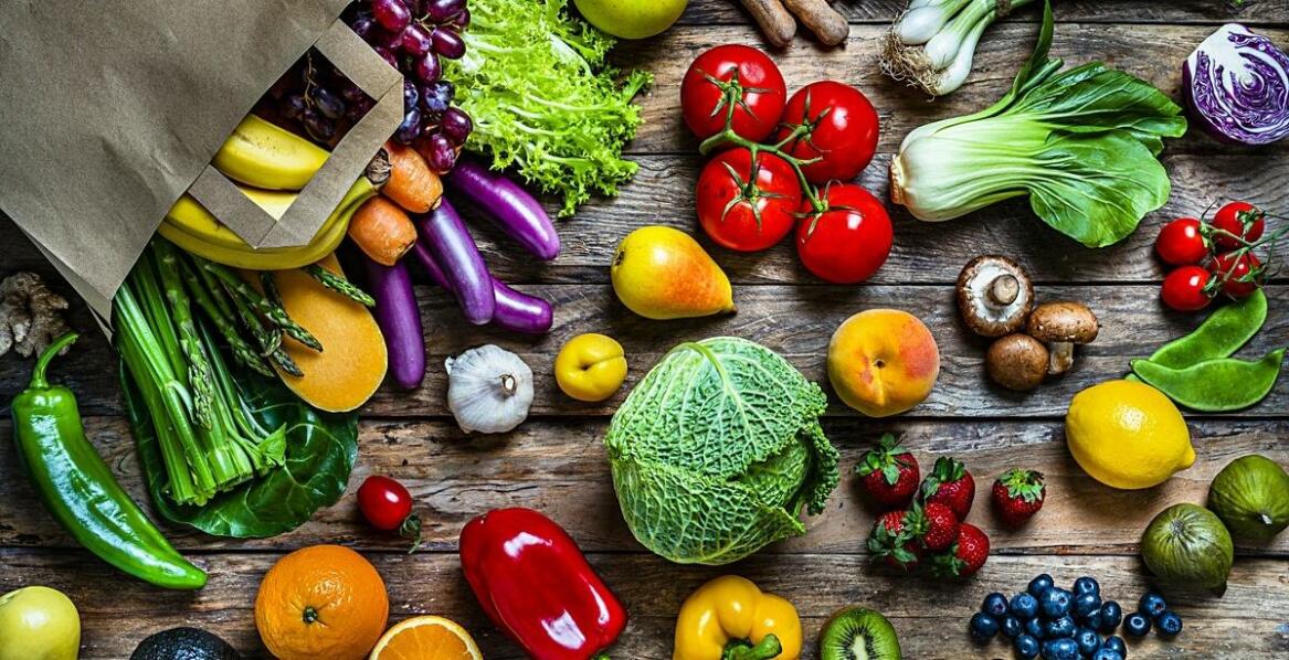 What are the benefits of working with a wholesaler offering Polish fruits and vegetables?