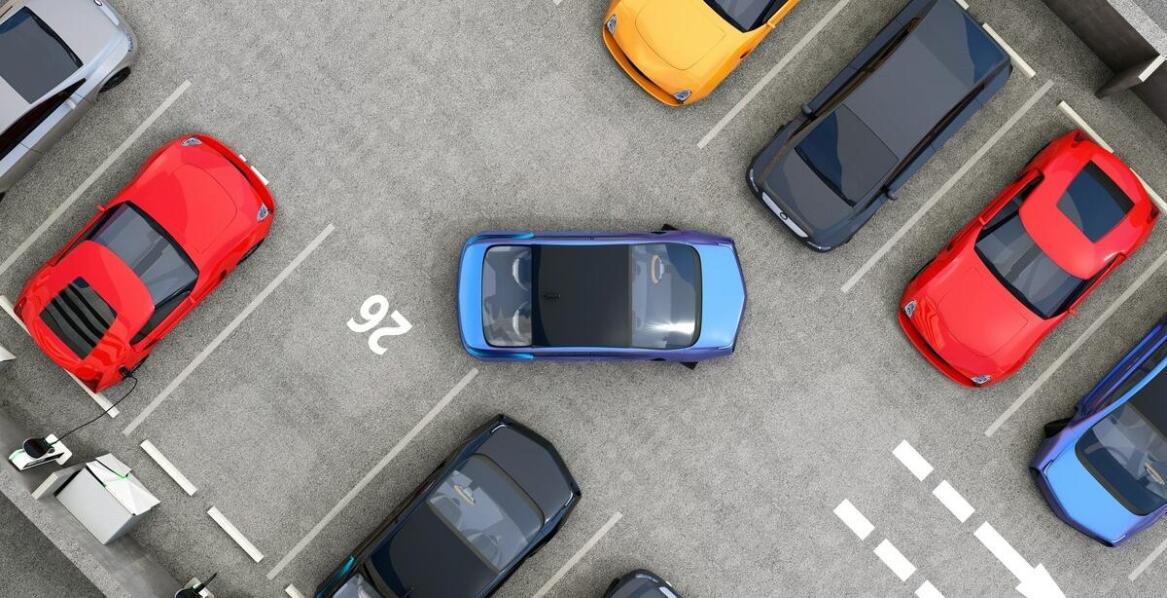 Odpowiedzialność za samochód na parkingu lotniskowym — co sprawdzić przed dłuższym wyjazdem