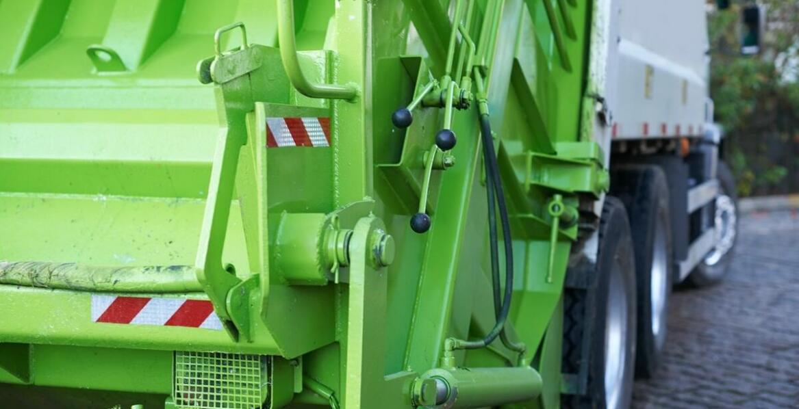 Co w 15-tonowej śmieciarce decyduje o przestojach: hydraulika, elektronika i dostęp serwisowy