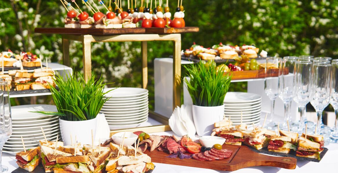 Jak dopasować catering do wesela, integracji i pleneru, gdy liczy się logistyka