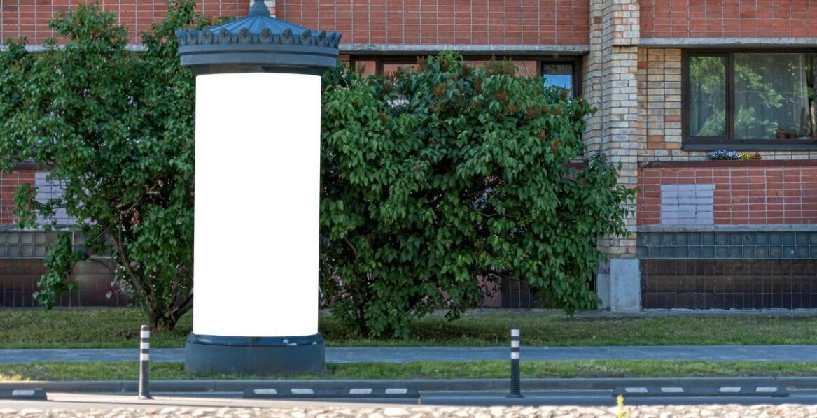 Jak zaprojektować oznakowanie budynku w gęstej zabudowie, by nie ginęło z ulicy