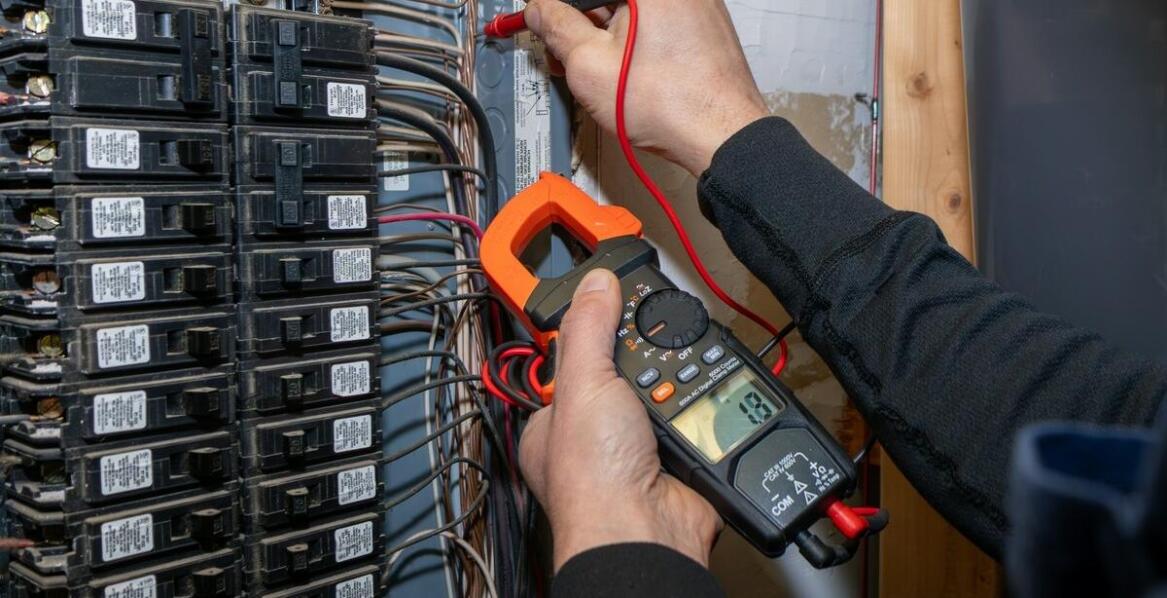 Na czym naprawdę oszczędzasz przy taniej usłudze elektrycznej w Warszawie — i gdzie pojawiają się dopłaty