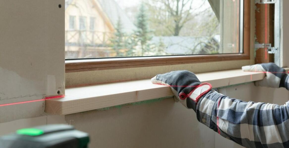 Drewniany parapet w rustykalnym wnętrzu — dopasowanie, montaż i pielęgnacja bez utraty charakteru drewna