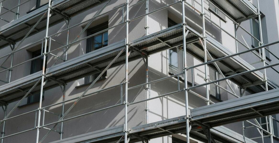 Jak poszczególne części rusztowania aluminiowego modułowego budują bezpieczną konstrukcję
