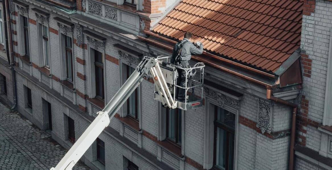 Podnośnik koszowy przy pracach dekarskich w mieście — kiedy chroni dach i otoczenie