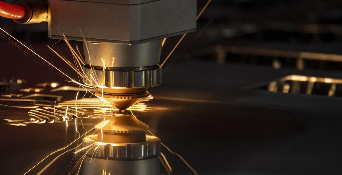 Jak stabilność ogniska i jakość krawędzi w laserze światłowodowym wpływają na ekonomikę produkcji seryjnej