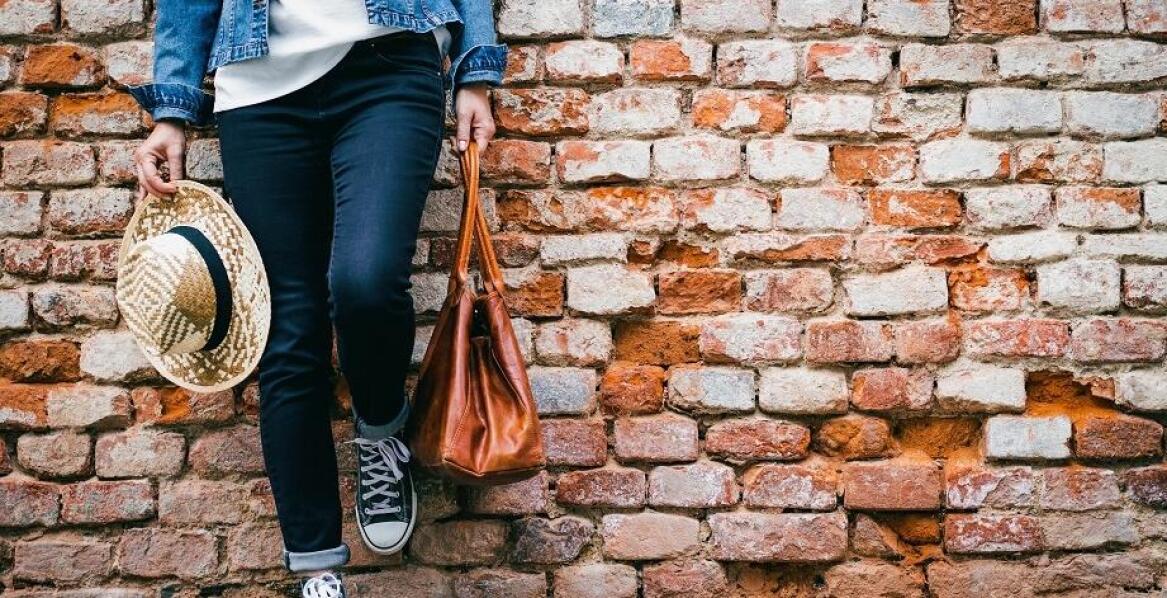 Denimowy komplet damski jako gotowa baza stylizacji: kiedy działa, a kiedy lepiej go rozdzielić