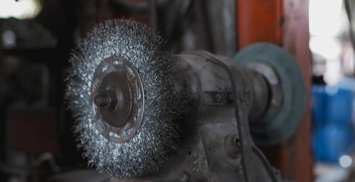 Jakie parametry ściernicy tarczowej decydują o pracy na aluminium i stali nierdzewnej?