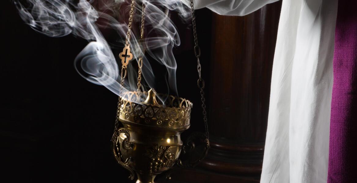 Węgiel trybularzowy w liturgii — co decyduje o równym żarze i spokojnym okadzeniu