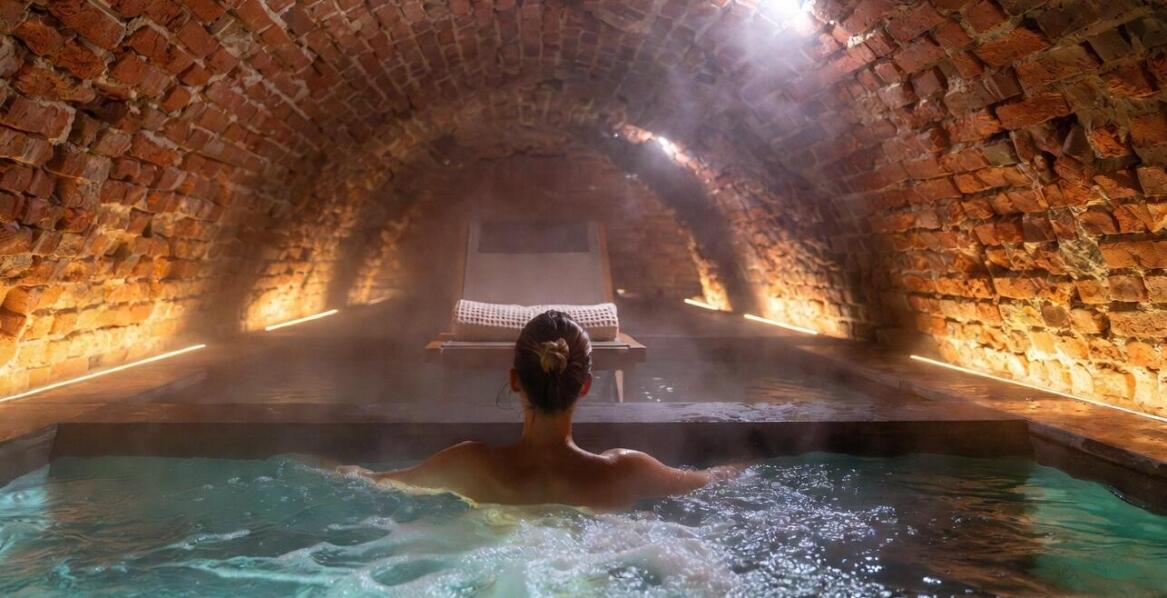 Strefa wellness z basenem hydromasażowym w hotelu — dlaczego pobyt w centrum miasta wymaga innego rytmu relaksu