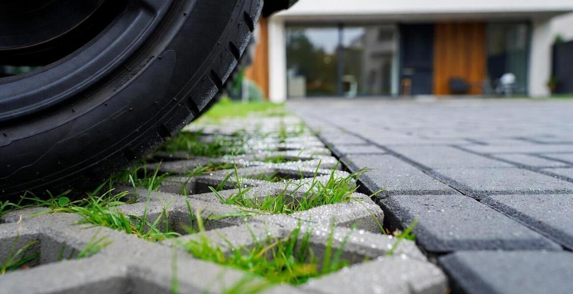 Kiedy kostka, Jomb i płyty ażurowe sprawdzają się na podjazdach i parkingach